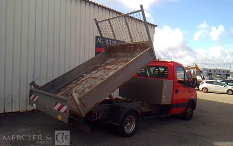 IVECO 35C13 BENNE SIMPLE CABINE COFFRE ROUGE DD-526-VL