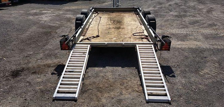 HUBIERE REMORQUE PORTE ENGIN 2T8  DZ-087-EL