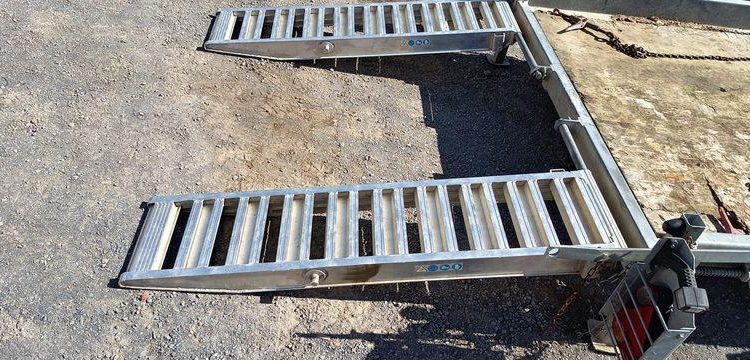 HUBIERE REMORQUE PORTE ENGIN 2T8  DZ-087-EL