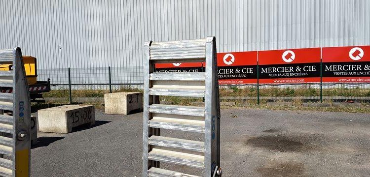 HUBIERE REMORQUE PORTE ENGIN 2T8  DZ-087-EL