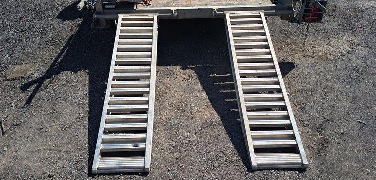 HUBIERE REMORQUE PORTE ENGIN 2T8  EJ-958-MZ