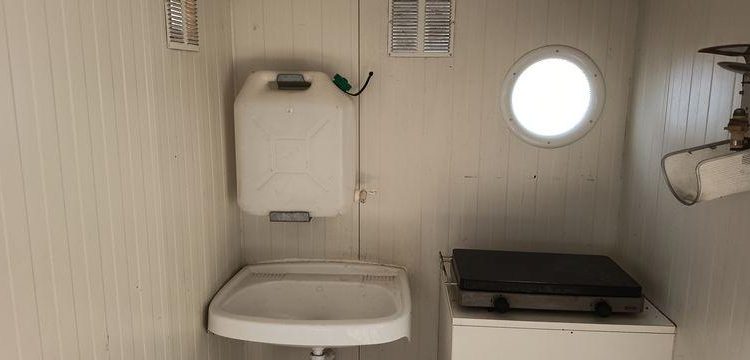 CNSE ABRI CHANTIER 9M2 ISOLE + WC  EK-675-CE