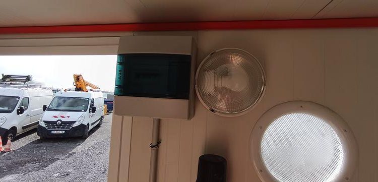 CNSE ABRI CHANTIER 9M2 ISOLE + WC  EK-675-CE