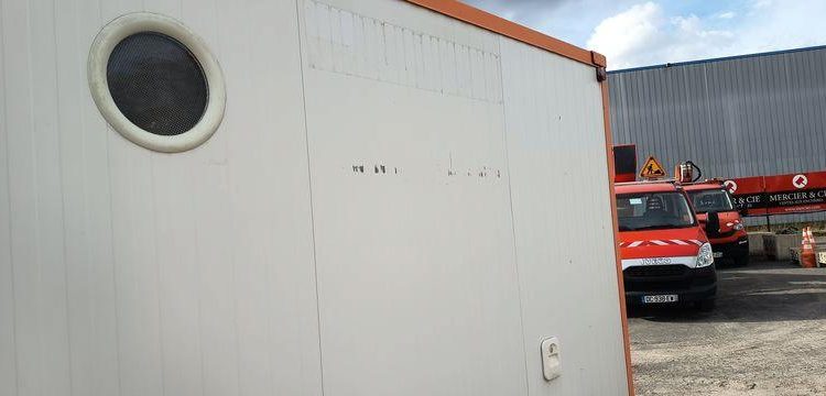 CNSE ABRI CHANTIER 9M2 ISOLE + WC  EK-675-CE