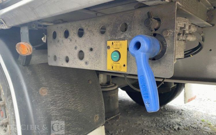 FRUEHAUF SEMI REMORQUE BACHEE – VENTE SUR DESIGNATION  EP-122-MK