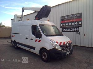 RENAULT MASTER EQUIPE AVEC UNE NACELLE 12M  NON ROULANT TREUIL  FB-677-TN