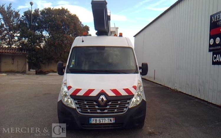 RENAULT MASTER EQUIPE AVEC UNE NACELLE 12M  NON ROULANT TREUIL  FB-677-TN