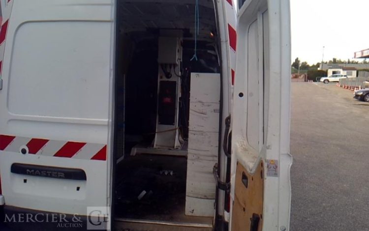 RENAULT MASTER EQUIPE AVEC UNE NACELLE 12M  NON ROULANT TREUIL  FB-677-TN