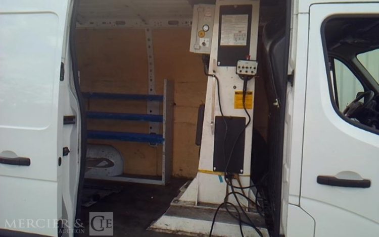 RENAULT MASTER EQUIPE AVEC UNE NACELLE 12M  NON ROULANT TREUIL  FB-677-TN