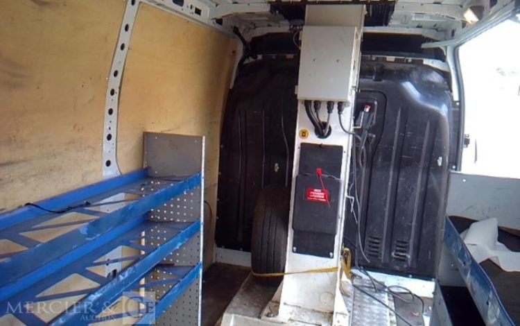 RENAULT MASTER EQUIPE AVEC UNE NACELLE 12M  NON ROULANT TREUIL  FB-677-TN