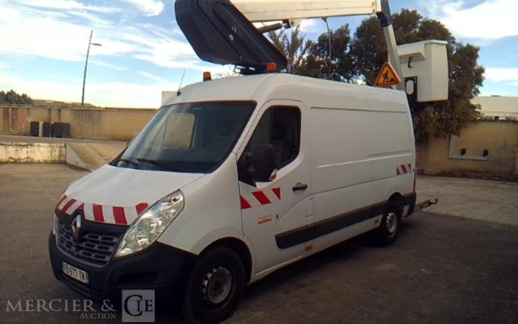RENAULT MASTER EQUIPE AVEC UNE NACELLE 12M  NON ROULANT TREUIL  FB-677-TN