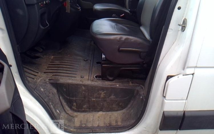 RENAULT MASTER EQUIPE AVEC UNE NACELLE 12M  NON ROULANT TREUIL  FB-677-TN