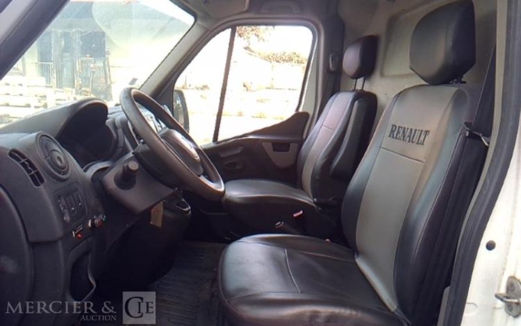 RENAULT MASTER EQUIPE AVEC UNE NACELLE 12M  NON ROULANT TREUIL  FB-677-TN