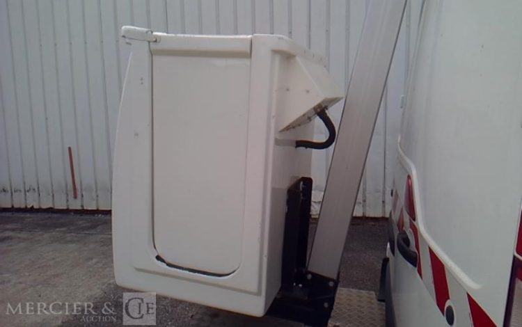 RENAULT MASTER EQUIPE AVEC UNE NACELLE 12M  NON ROULANT TREUIL  FB-677-TN