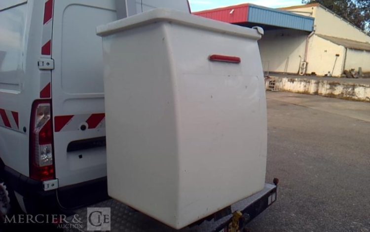 RENAULT MASTER EQUIPE AVEC UNE NACELLE 12M  NON ROULANT TREUIL  FB-677-TN