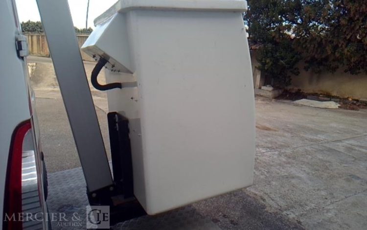 RENAULT MASTER EQUIPE AVEC UNE NACELLE 12M  NON ROULANT TREUIL  FB-677-TN