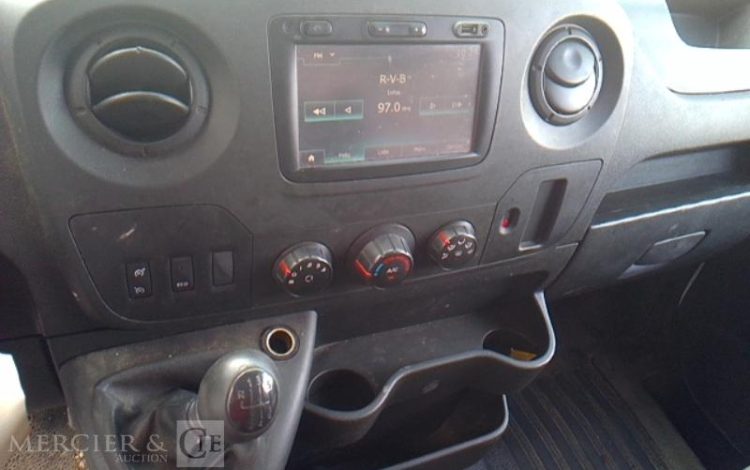 RENAULT MASTER EQUIPE AVEC UNE NACELLE 12M  NON ROULANT TREUIL  FB-677-TN