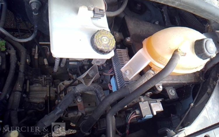 RENAULT MASTER EQUIPE AVEC UNE NACELLE 12M  NON ROULANT TREUIL  FB-677-TN