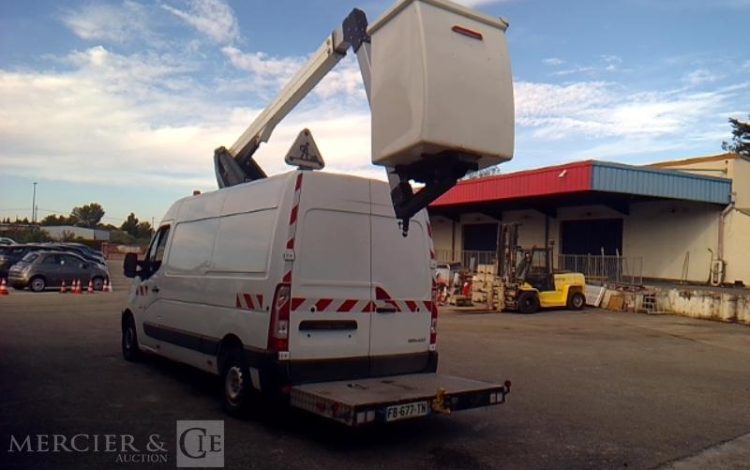 RENAULT MASTER EQUIPE AVEC UNE NACELLE 12M  NON ROULANT TREUIL  FB-677-TN