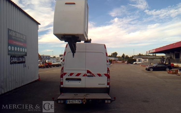 RENAULT MASTER EQUIPE AVEC UNE NACELLE 12M  NON ROULANT TREUIL  FB-677-TN