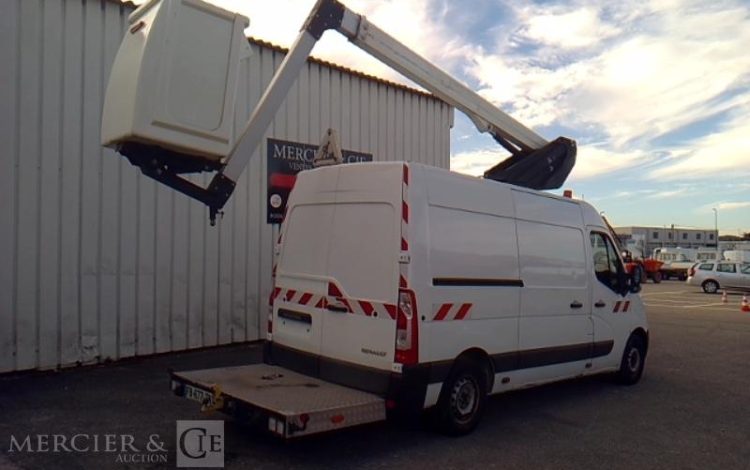 RENAULT MASTER EQUIPE AVEC UNE NACELLE 12M  NON ROULANT TREUIL  FB-677-TN