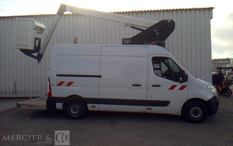 RENAULT MASTER EQUIPE AVEC UNE NACELLE 12M  NON ROULANT TREUIL  FB-677-TN