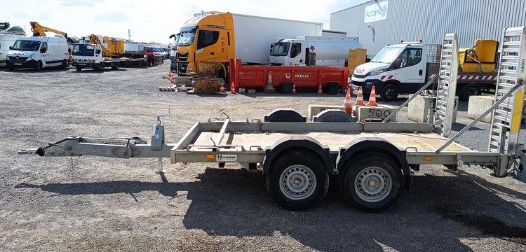 HUBIERE REMORQUE PORTE ENGIN 2T8  FG-213-DT