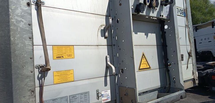 SCHMITZ SEMI ROMRQUE BACHEE NKS SCB S3T AVEC HAYON – 3 ESSIEUX  – PTAC 39 TONNES –  FL-487-CG