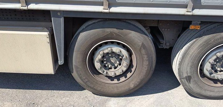 SCHMITZ SEMI ROMRQUE BACHEE NKS SCB S3T AVEC HAYON – 3 ESSIEUX  – PTAC 39 TONNES –  FL-487-CG