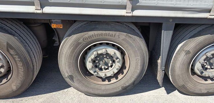SCHMITZ SEMI ROMRQUE BACHEE NKS SCB S3T AVEC HAYON – 3 ESSIEUX  – PTAC 39 TONNES –  FL-487-CG