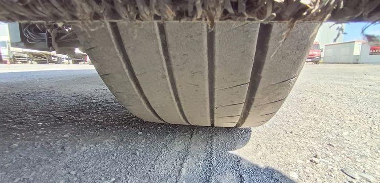 SCHMITZ SEMI ROMRQUE BACHEE NKS SCB S3T AVEC HAYON – 3 ESSIEUX  – PTAC 39 TONNES –  FL-487-CG