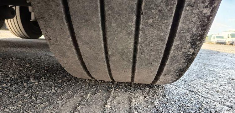 SCHMITZ SEMI ROMRQUE BACHEE NKS SCB S3T AVEC HAYON – 3 ESSIEUX  – PTAC 39 TONNES –  FL-487-CG