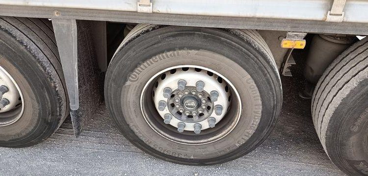 SCHMITZ SEMI ROMRQUE BACHEE NKS SCB S3T AVEC HAYON – 3 ESSIEUX  – PTAC 39 TONNES –  FL-487-CG