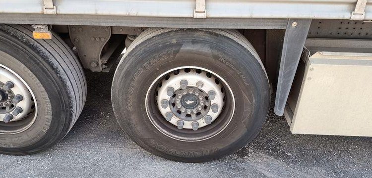 SCHMITZ SEMI ROMRQUE BACHEE NKS SCB S3T AVEC HAYON – 3 ESSIEUX  – PTAC 39 TONNES –  FL-487-CG