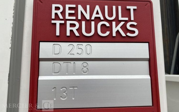 RENAULT CAMION FOREUSE + TARIERE GAMME D250 / DTI8 DIESEL – 4X2 – PTAC 13T BLANC FW-720-ZL