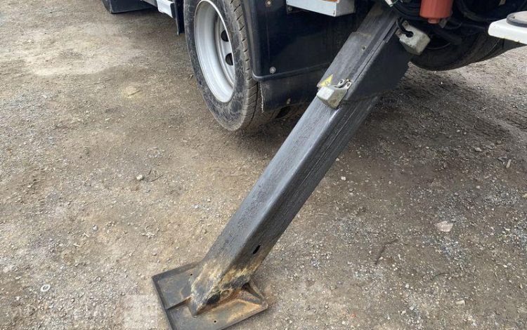 RENAULT CAMION FOREUSE + TARIERE GAMME D250 / DTI8 DIESEL – 4X2 – PTAC 13T BLANC FW-720-ZL