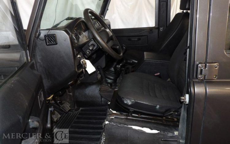 LAND ROVER DEFENDER  HE-285-BX