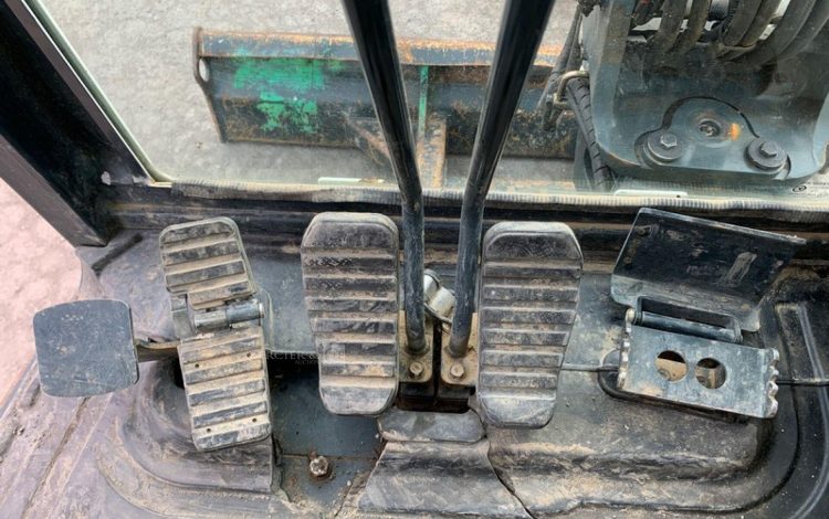 HYUNDAI MINI PELLE SUR CHENILLE 3,8 TONNES  ROB1805