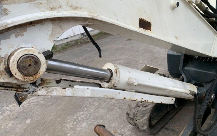 HYUNDAI MINI PELLE SUR CHENILLE 3,8 TONNES  ROB1805