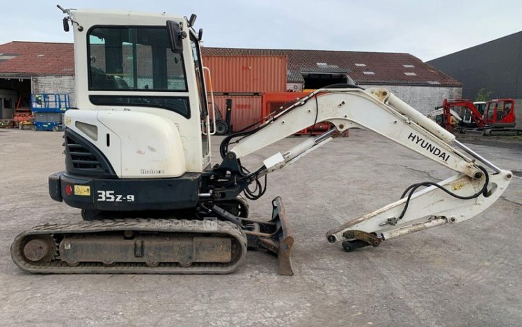 HYUNDAI MINI PELLE SUR CHENILLE 3,8 TONNES  ROB1805