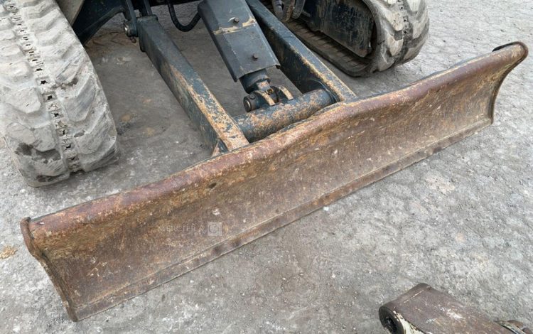 HYUNDAI MINI PELLE SUR CHENILLE 3,8 TONNES  ROB1805