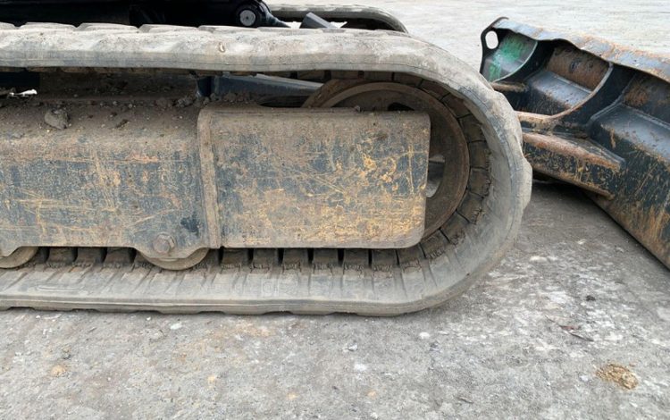 HYUNDAI MINI PELLE SUR CHENILLE 3,8 TONNES  ROB1805