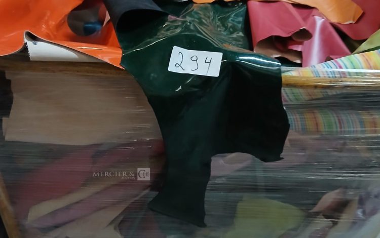 autre Cuirs colorés en chutes et peaux entières  284