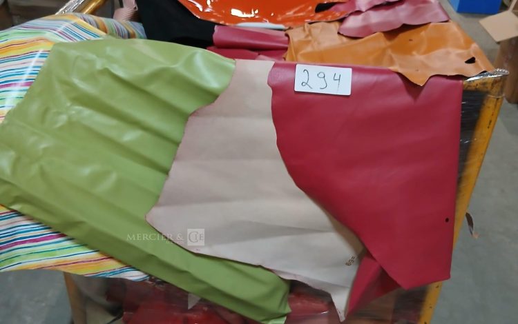 autre Cuirs colorés en chutes et peaux entières  284