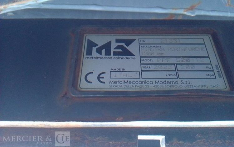 TAKEUCHI CHARGEUR TL10V-2  + GODET + TABLIER FOURCHE 175H AN2023 GRIS 62024