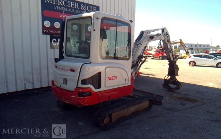 TAKEUCHI MINIPELLE TB 225 2T4 2073H AN2021 + PINCE MARTIN UG AN2021 GRIS 66401