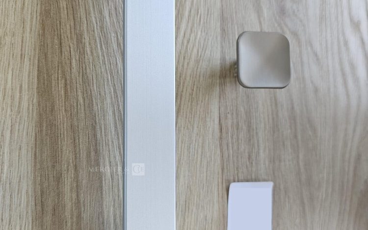 autre Lot de poignées chrome, compatible avec la cuisine du lot 89. Contient 5 petite  82