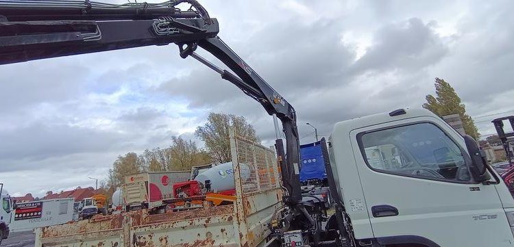 MITSUBISHI CANTER BENNE AVEC GRUE HIAB MODELE XS BLANC 997BDW69