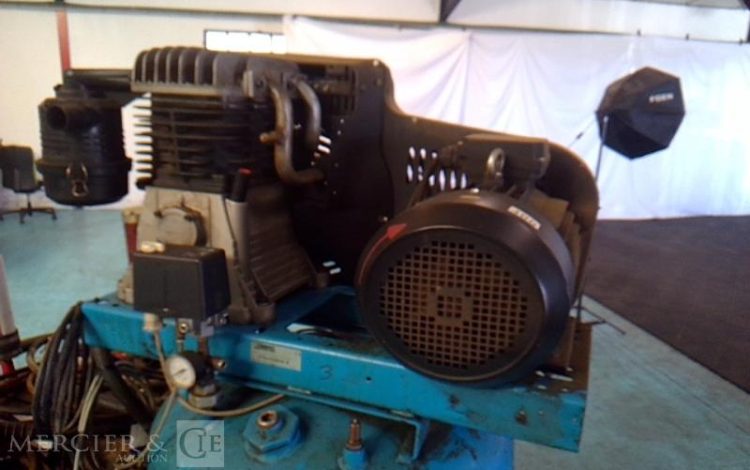 GRACO MACHINE A PULVERISER MOUSSE POLYURETHANE REACTOR  E-30 BLEU A1209