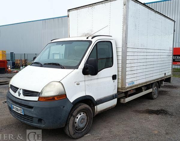 RENAULT MASTER 2 PHASE 3 2,5 DCI 100 CV AVEC CAISSE 20M3  – DIESEL – 139767 KMS BLANC AV-268-EG